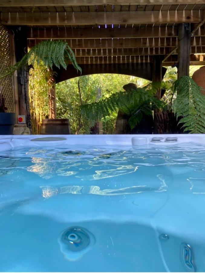 WOW! Jungle Cabin Hottub, 4 poster bed, Nr Coast Martin Mill Exterior foto